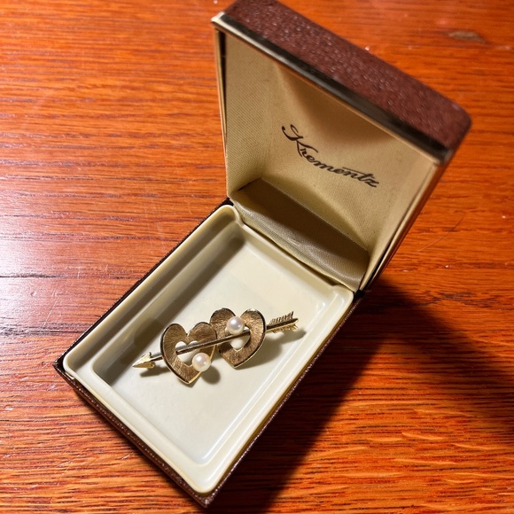 Krementz Double Heart Arrow Brooch Cultured Pearls w Signature Hinged Box - Picture 2 of 13